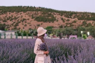 Keten Pantolon Nasıl Kombinlenir: Yaz Aylarında Şık ve Rahat Tarz Önerileri