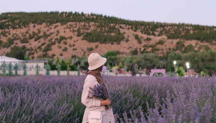 Keten Pantolon Nasıl Kombinlenir: Yaz Aylarında Şık ve Rahat Tarz Önerileri