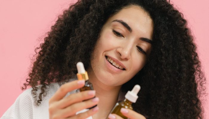 Saç Elektriklenmesi Nasıl Önlenir? Etkili Bakım Rehberi